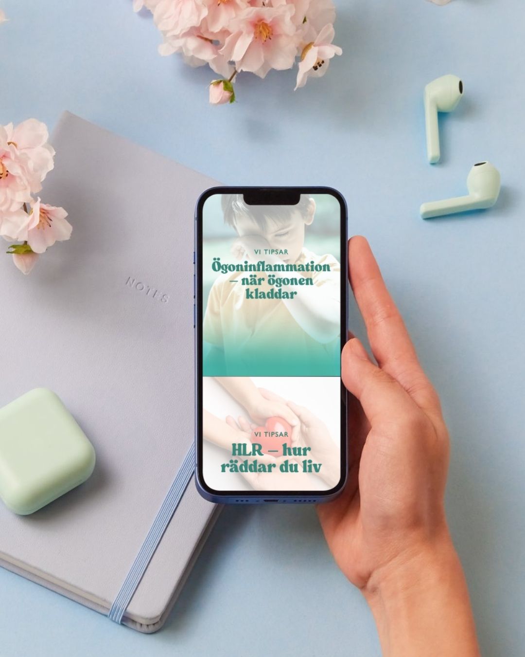 Studio Lindvall visar upp tidigare utförda projekt med Babyz Podcast via en exempelbild med en mobiltelefon med en bild från babyz instagramflöde